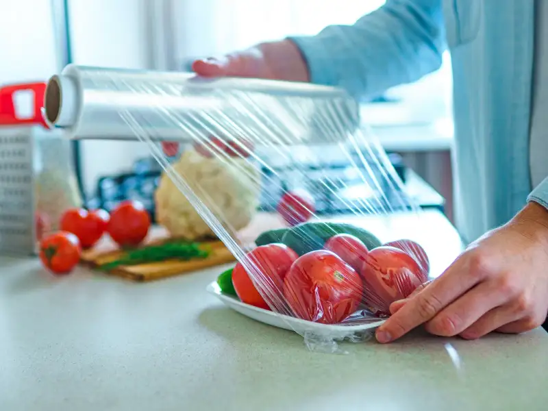Tot ce trebuie să știi despre folia stretch pentru alimente: beneficii, tipuri și sfaturi de utilizare