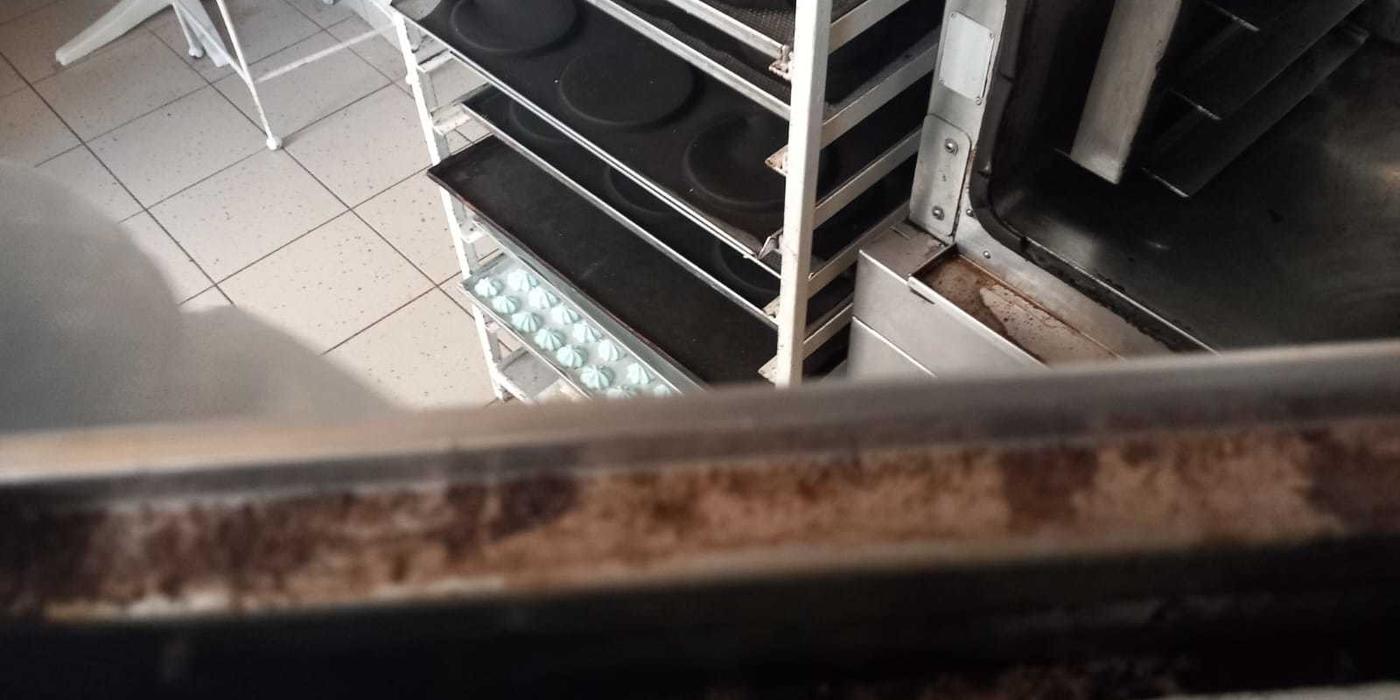 Cofetăria Silvian din Constanţa a fost închisă temporar de comisarii CJPC până la remedierea deficienţelor / Echipele de control au găsit mizerie, prăjituri care nu aveau trecută data limită de consum, aparatură rugină şi neigienizată