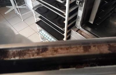 Cofetăria Silvian din Constanţa a fost închisă temporar de comisarii CJPC până la remedierea deficienţelor / Echipele de control au găsit mizerie, prăjituri care nu aveau trecută data limită de consum, aparatură rugină şi neigienizată