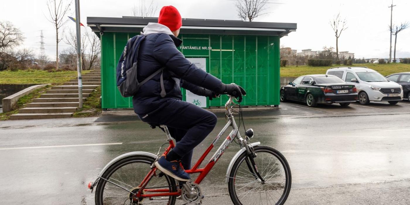 250 de locuri pentru biciclete în spații securizate au fost finalizate și recepționate de Primăria Cluj-Napoca