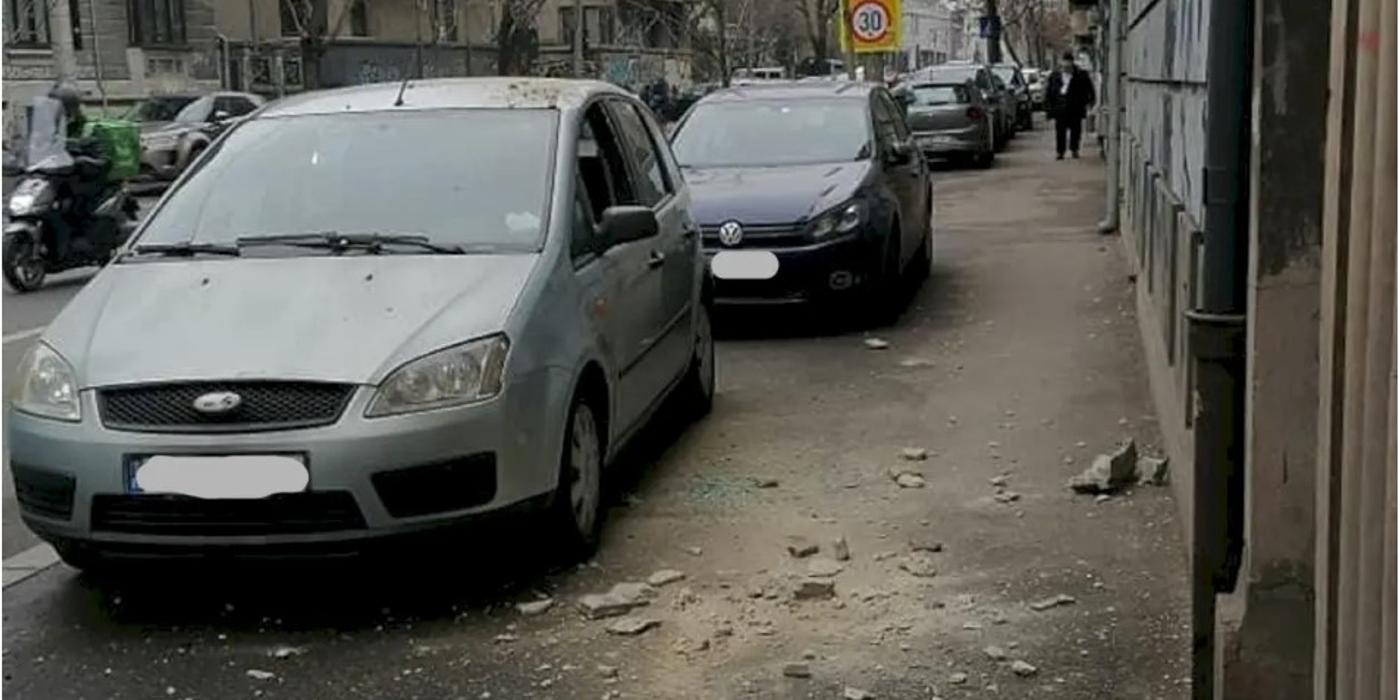 Astăzi, în jurul orei 12:05, tencuiala unui balcon din centrul Capitalei a căzut peste o mașină parcată în acea zonă