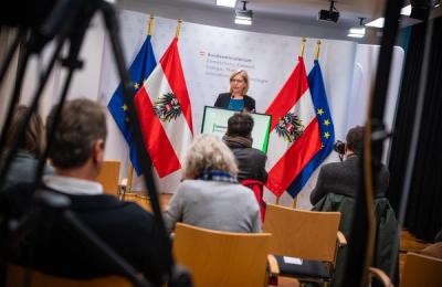 Ministrul austriac al energiei vrea să pună capăt contractului pe care OMV îl are cu Gazprom, dar nu se ştie dacă va avea susţinere din partea cancelarului Karl Nehammer