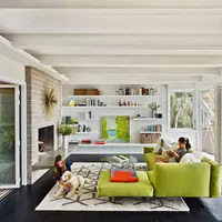 O casa amenajata intr-un stil modernist de mijlocul secolului