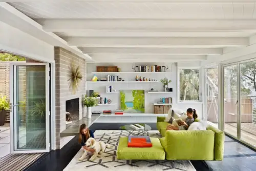 O casa amenajata intr-un stil modernist de mijlocul secolului