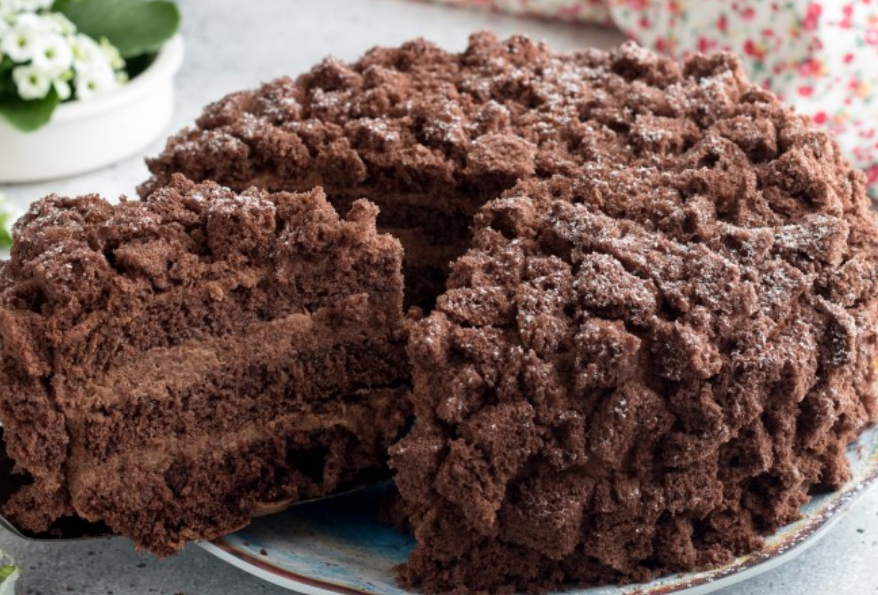 Tort mimosa cu ciocolată: reinterpretăm unul dintre deserturile simbol ale Zilei Femeii 🍫🍰
