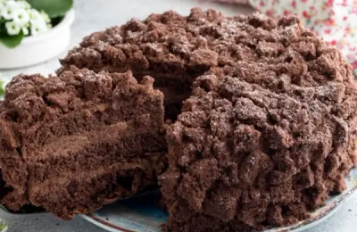 Tort mimosa cu ciocolată: reinterpretăm unul dintre deserturile simbol ale Zilei Femeii 🍫🍰