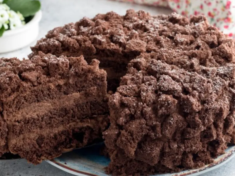 Tort mimosa cu ciocolată: reinterpretăm unul dintre deserturile simbol ale Zilei Femeii 🍫🍰