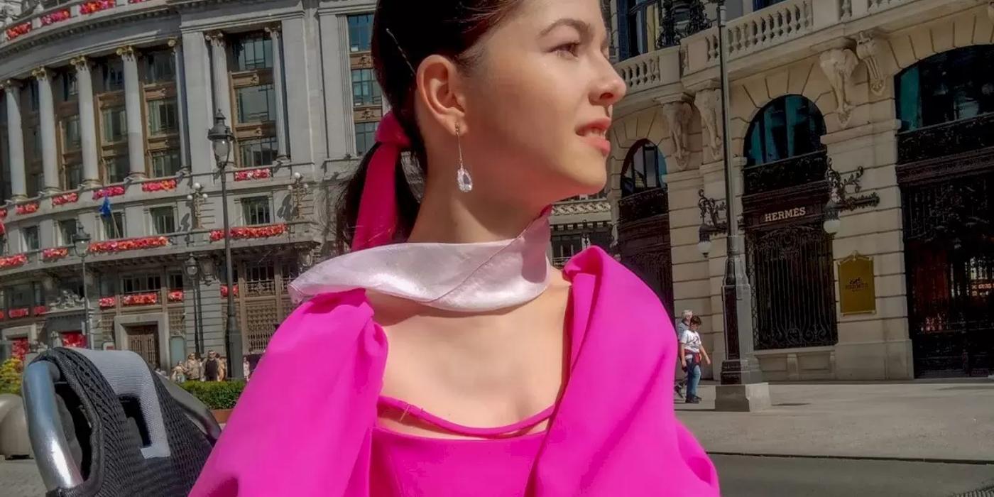 Umilințele e la care a fost supusă o tânără în scaun cu rotile atunci când a încercat să urce într-un autobuz. Un șofer STB a ignorat-o, iar cel de-al doilea i-a înjurat mama.