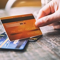 Guvernul virează mai devreme banii pe card în februarie. Ce români primesc indemnizațiile înainte de termen