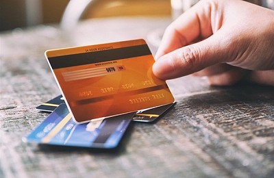 Guvernul virează mai devreme banii pe card în februarie. Ce români primesc indemnizațiile înainte de termen