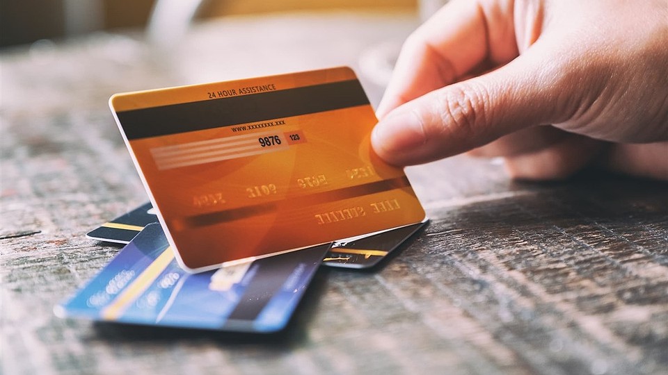 Guvernul virează mai devreme banii pe card în februarie. Ce români primesc indemnizațiile înainte de termen