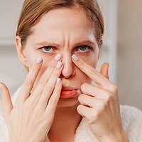 Cum să îngrijești corect pielea uscată de sub ochi pentru a preveni ridurile și iritațiile