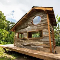 Constructie uimitoare din 11 tone de lemn reciclat