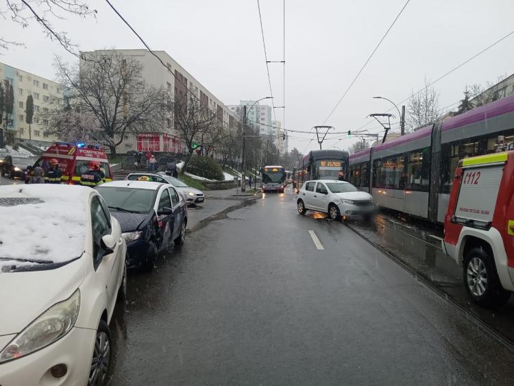 Un accident de circulație s-a produs marți, 4 aprilie la intersecția străzii Primăverii cu Aleea Clăbucet