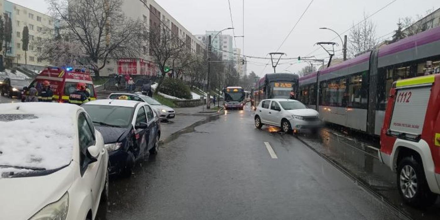 Un accident de circulație s-a produs marți, 4 aprilie la intersecția străzii Primăverii cu Aleea Clăbucet