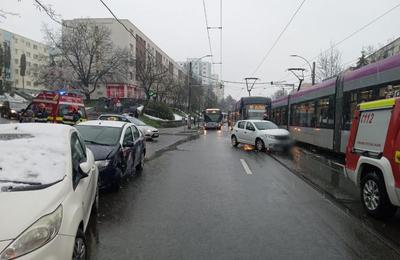 Un accident de circulație s-a produs marți, 4 aprilie la intersecția străzii Primăverii cu Aleea Clăbucet