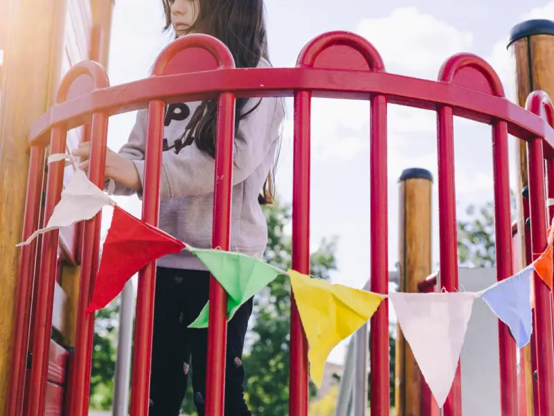 Cum să-ți transformi curtea într-un loc de joacă sigur și distractiv pentru copii