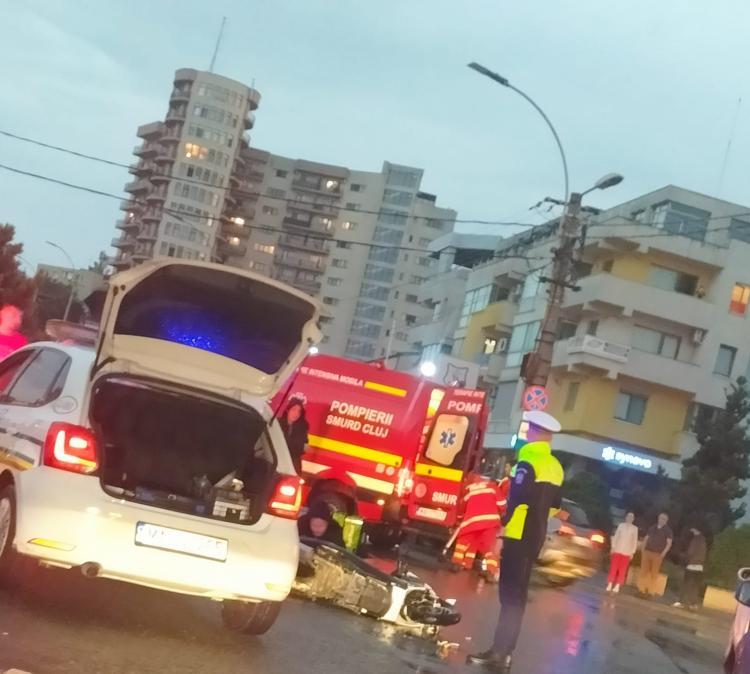 Livrator Tazz accidentat, marți seara, de o mașină pe strada Observatorului, din cartierul Zorilor