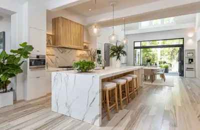 Idei de amenajare cu gresie tip parchet pentru living, dormitor și bucătărie