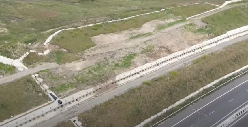 O alunecare de teren de mari dimensiuni a apărut pe dealul din apropierea autostrăzii A 10 Sebeş-Turda