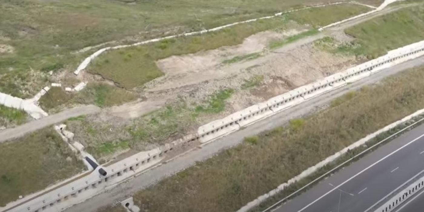 O alunecare de teren de mari dimensiuni a apărut pe dealul din apropierea autostrăzii A 10 Sebeş-Turda