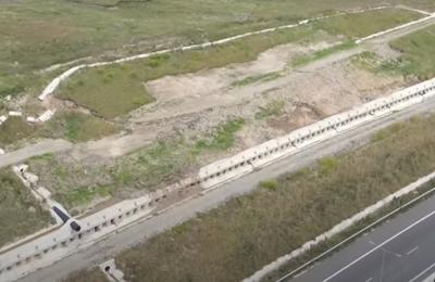 O alunecare de teren de mari dimensiuni a apărut pe dealul din apropierea autostrăzii A 10 Sebeş-Turda