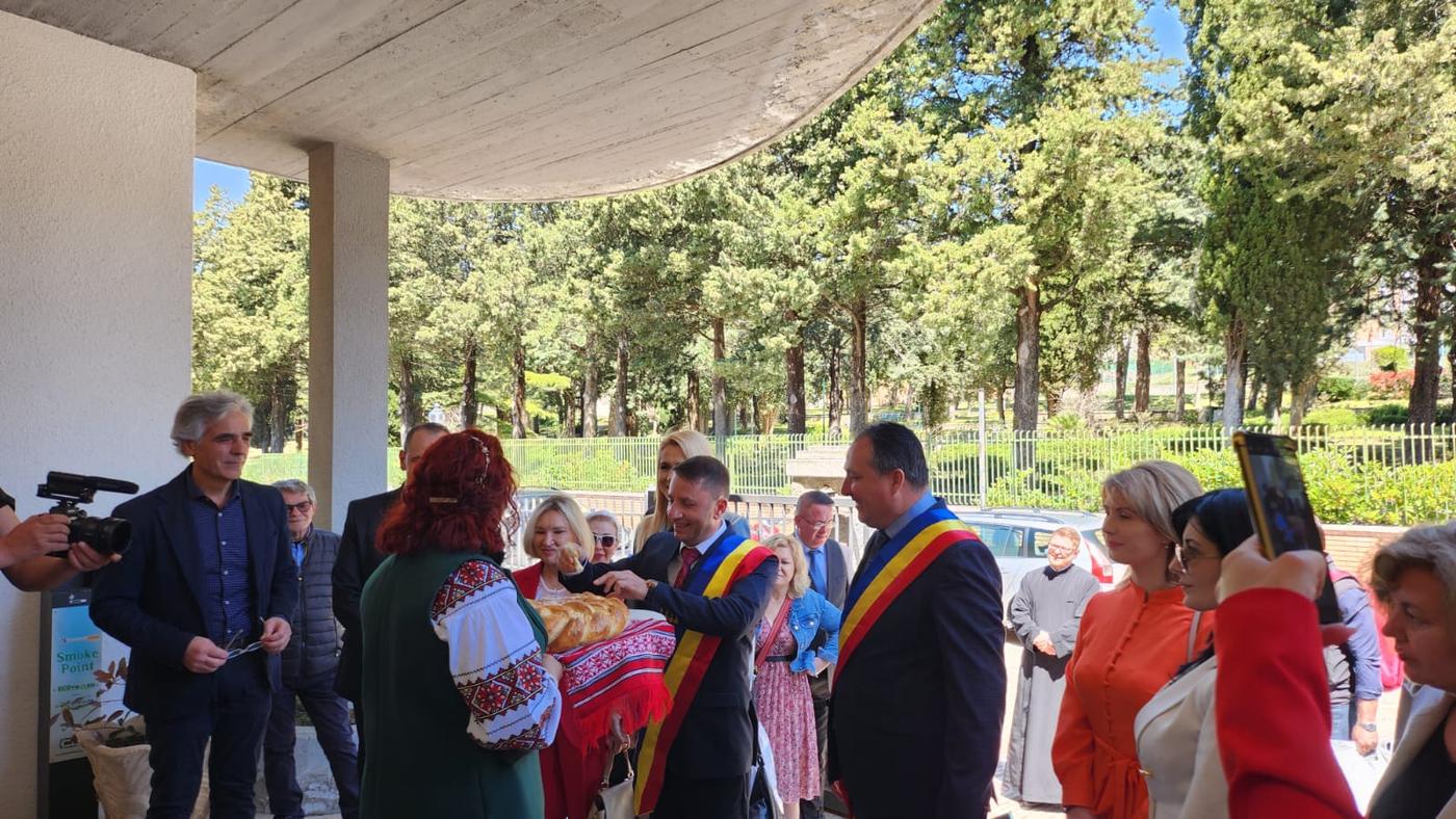 În urma semnării protocolului de colaborare între Filiala județeană Prahova a ACoR și Unione comuni Alto Brandano din Italia, comunele Tomșani și Acerenza s-au înfrățit