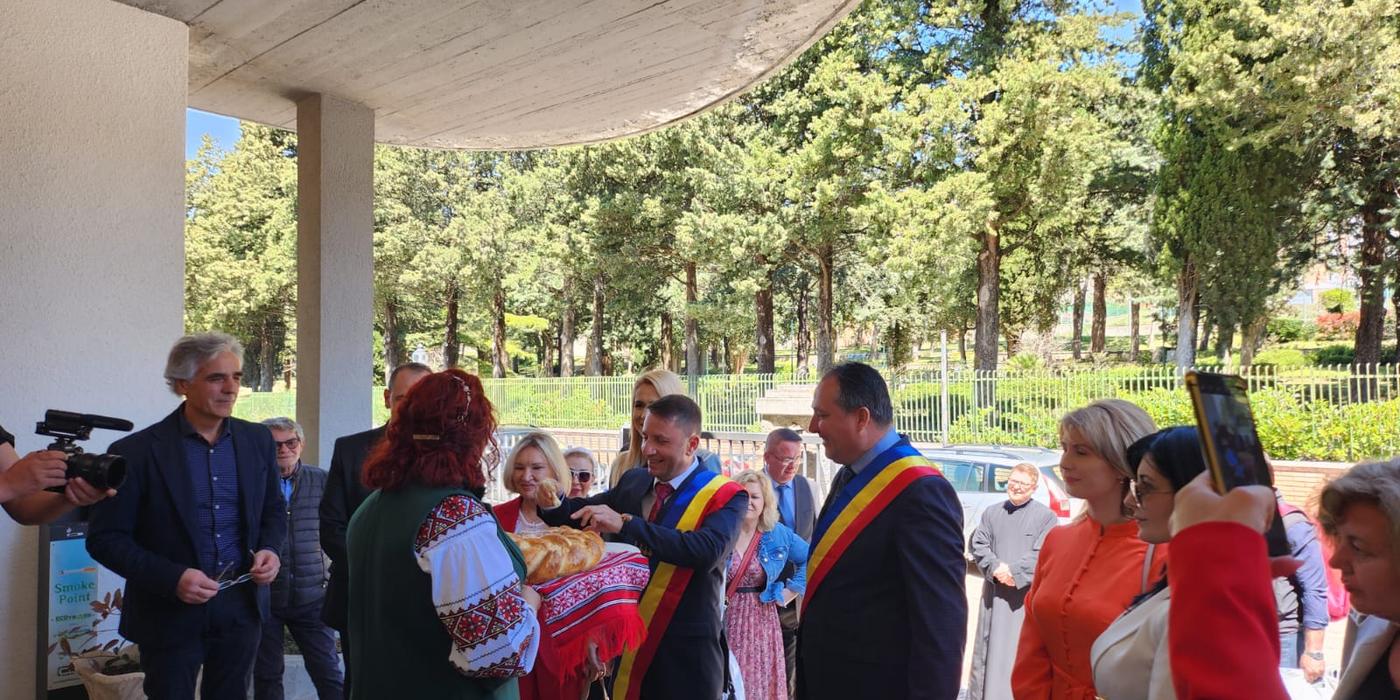 În urma semnării protocolului de colaborare între Filiala județeană Prahova a ACoR și Unione comuni Alto Brandano din Italia, comunele Tomșani și Acerenza s-au înfrățit