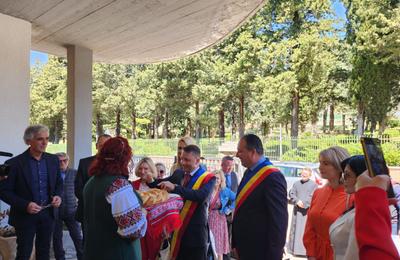 În urma semnării protocolului de colaborare între Filiala județeană Prahova a ACoR și Unione comuni Alto Brandano din Italia, comunele Tomșani și Acerenza s-au înfrățit