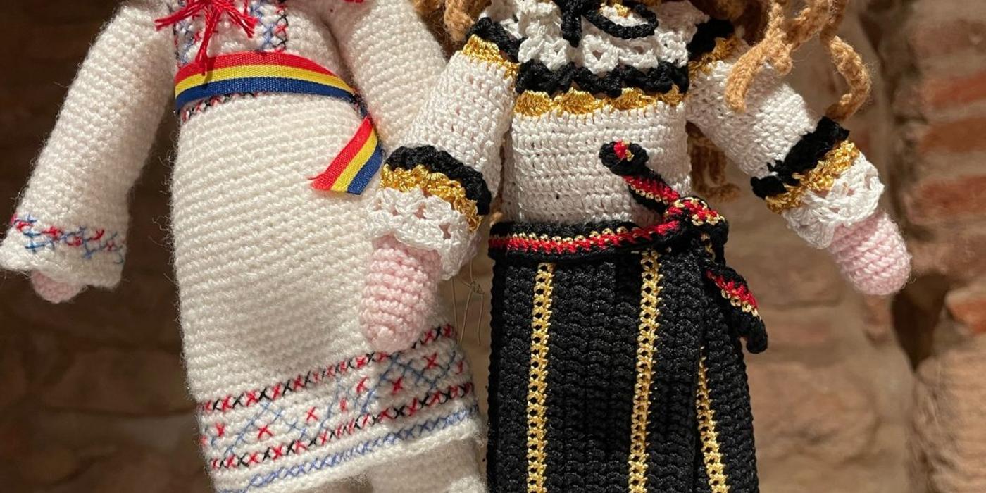 Între 15 și 25 ianuarie 2024, la Muzeul Etnografic al Transilvaniei are loc expoziția de figurine croșetate „Unire prin diversitate”