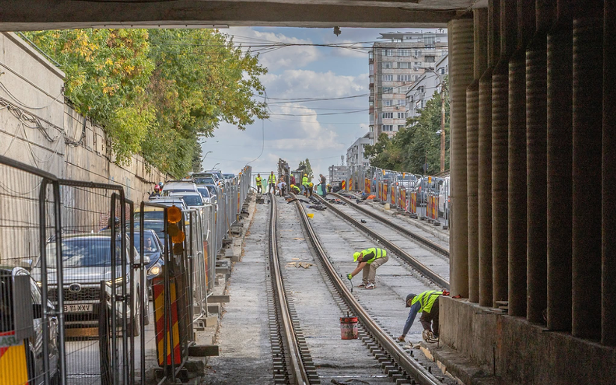 Lucrări în ritm alert la Podul Constanța: S-a turnat primul strat de beton la linia de tramvai. Când se redeschide circulația