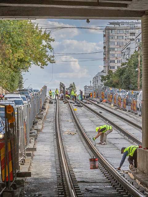 Lucrări în ritm alert la Podul Constanța: S-a turnat primul strat de beton la linia de tramvai. Când se redeschide circulația