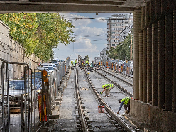 Lucrări în ritm alert la Podul Constanța: S-a turnat primul strat de beton la linia de tramvai. Când se redeschide circulația