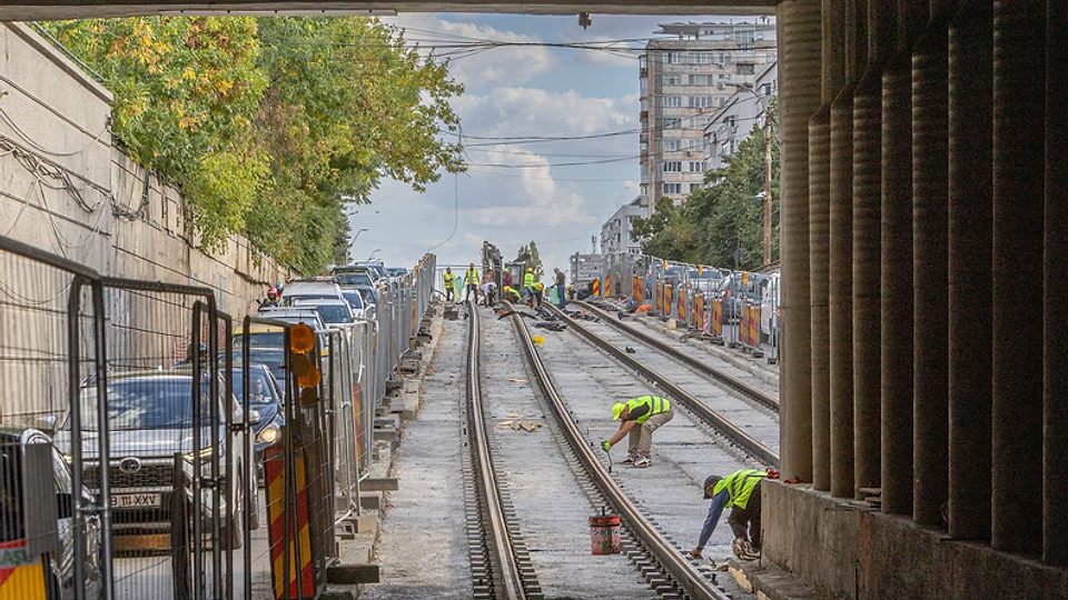 Lucrări în ritm alert la Podul Constanța: S-a turnat primul strat de beton la linia de tramvai. Când se redeschide circulația