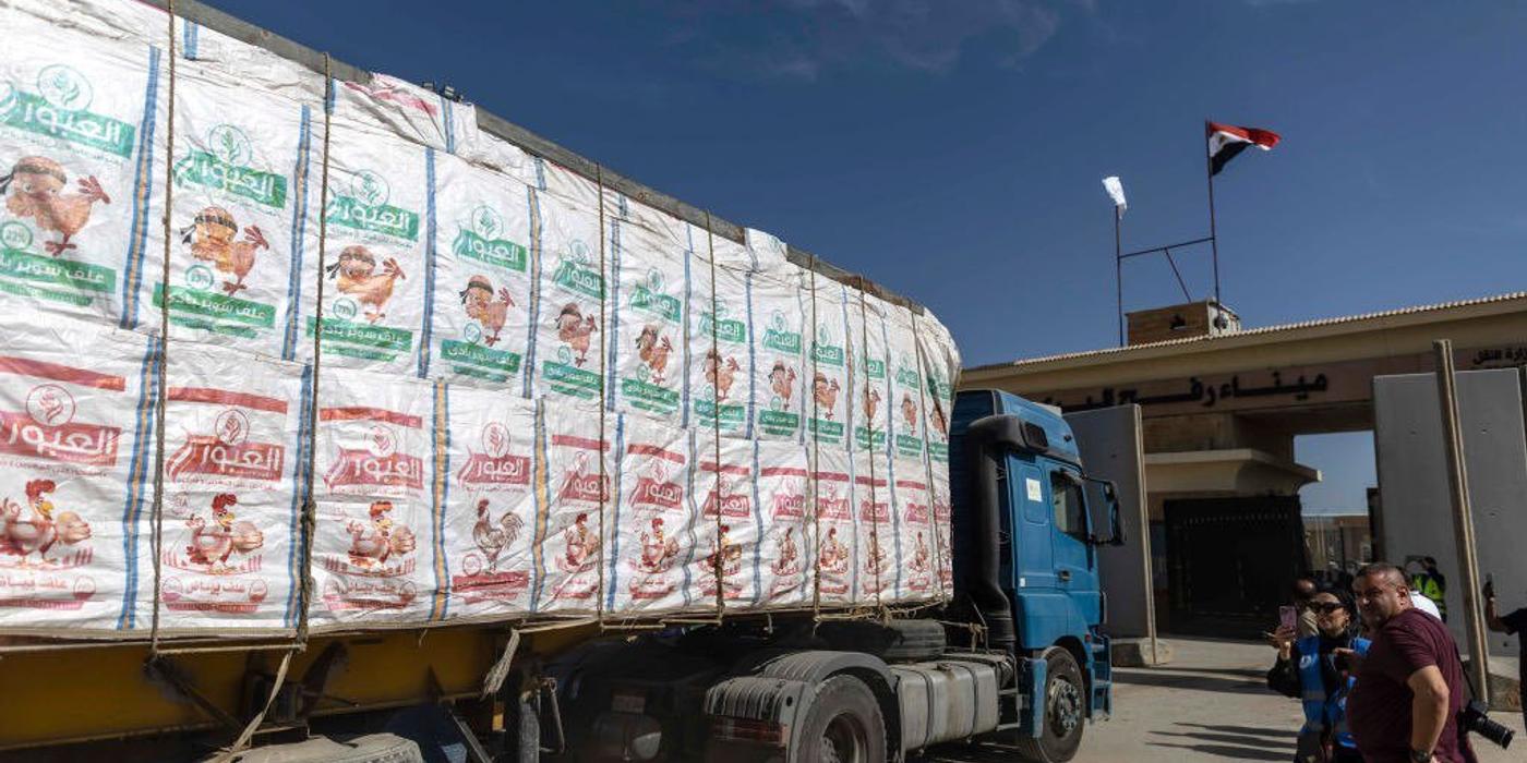 Un al doilea convoi de camioane cu ajutoare a intrat duminică în punctul de trecere a frontierei egiptene Rafah, în drum spre Gaza