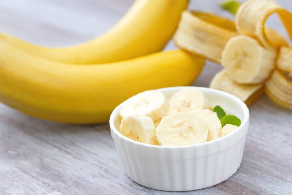 Iată cum poți îmbunătăți somnul tău: fierbe o banană înainte de culcare și consumă lichidul rezultat!