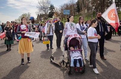Am întrebat participanții la „marșul pentru viață” în ce situație ar fi de acord cu avortul. „Dacă lui Ceaușescu i s-ar ierta păcatele, ar fi pentru legea decrețeilor”