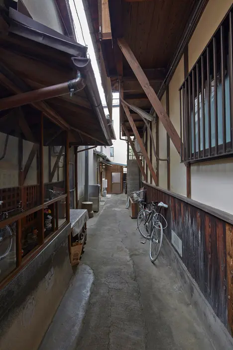 Apartament minimalist din lemn