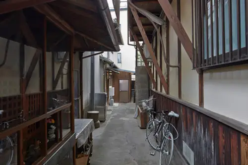 Apartament minimalist din lemn