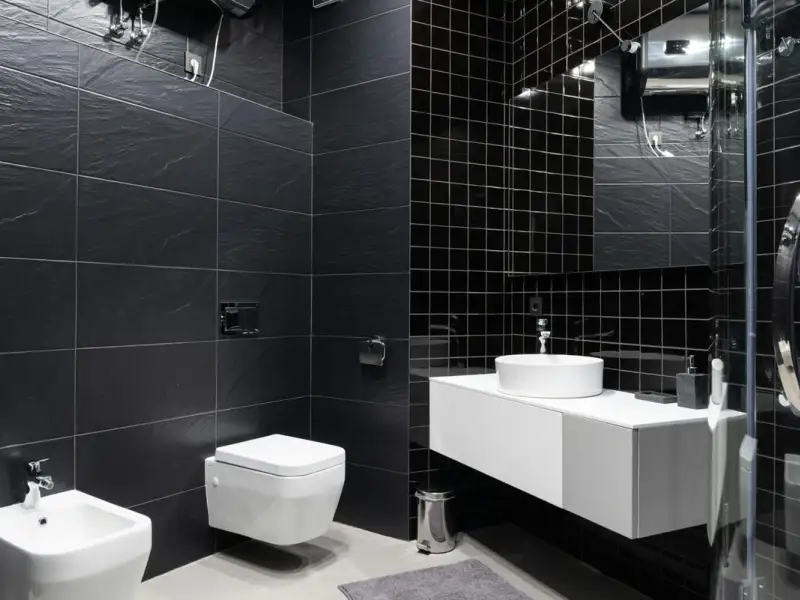 Faianța neagră în baie: o alegere elegantă și îndrăzneață
