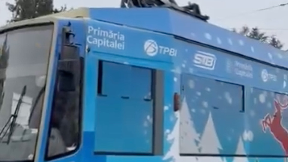 Tramvaiul Colindelor și alte vehicule STB decorate festiv revin pe străzile Bucureștiului