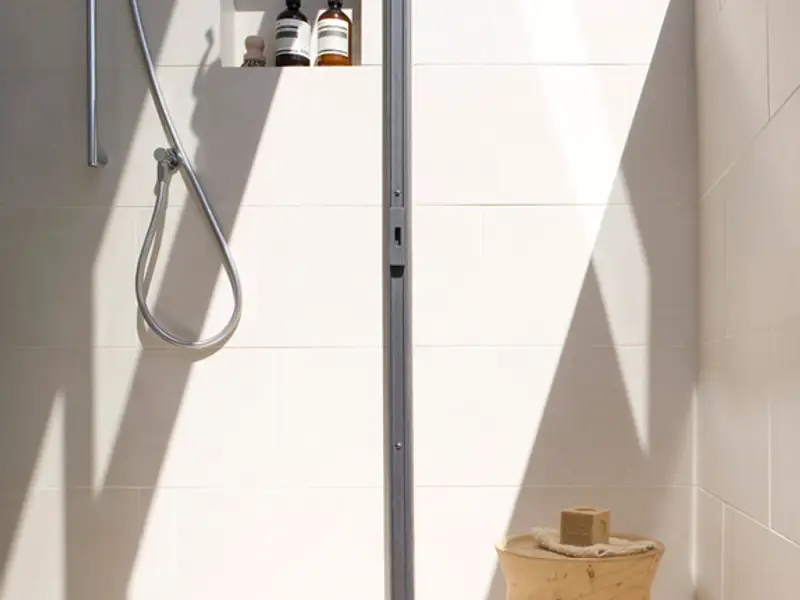 O casa minimalista, intr-un depozit abandonat