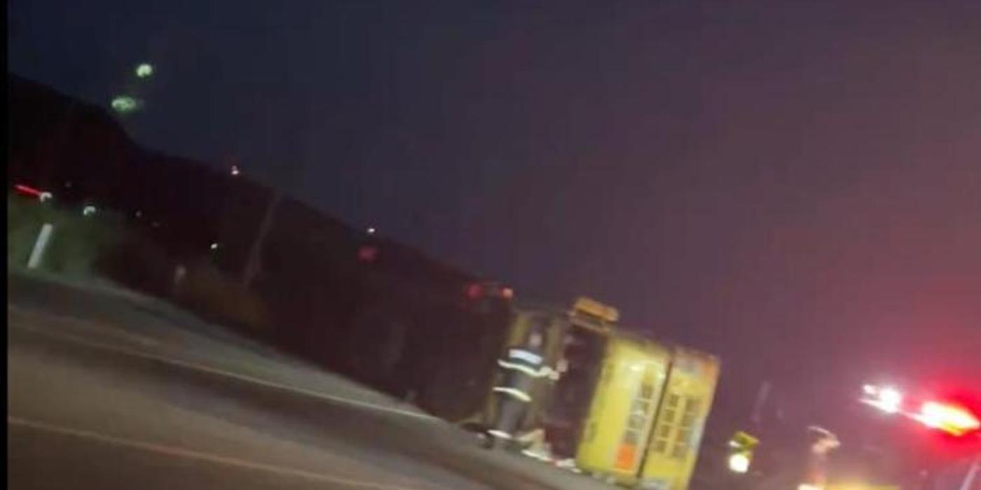 O autocisternă încărcată cu bitum s-a răsturnat pe centura Vâlcele-Apahida, noaptea trecută