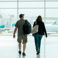 Primul pas către interzicerea banilor cash: Pasagerii care tranzitează Aeroportul Otopeni nu mai pot plăti cu numerar serviciile suplimentare