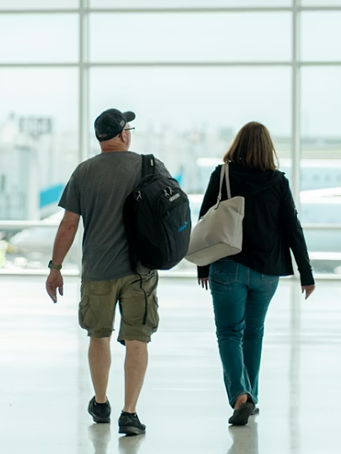 Primul pas către interzicerea banilor cash: Pasagerii care tranzitează Aeroportul Otopeni nu mai pot plăti cu numerar serviciile suplimentare