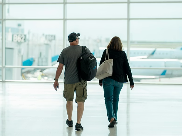 Primul pas către interzicerea banilor cash: Pasagerii care tranzitează Aeroportul Otopeni nu mai pot plăti cu numerar serviciile suplimentare