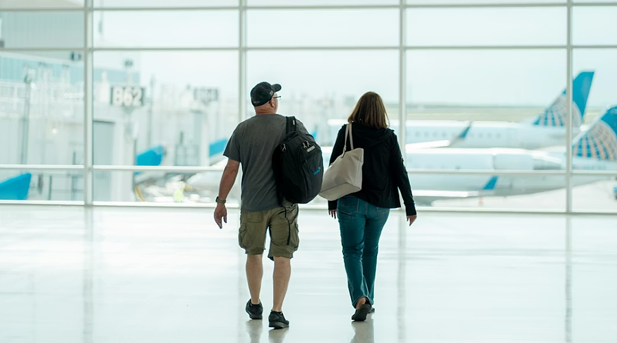 Primul pas către interzicerea banilor cash: Pasagerii care tranzitează Aeroportul Otopeni nu mai pot plăti cu numerar serviciile suplimentare