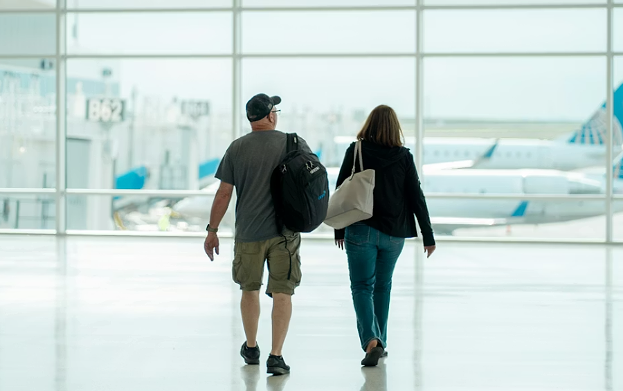 Primul pas către interzicerea banilor cash: Pasagerii care tranzitează Aeroportul Otopeni nu mai pot plăti cu numerar serviciile suplimentare