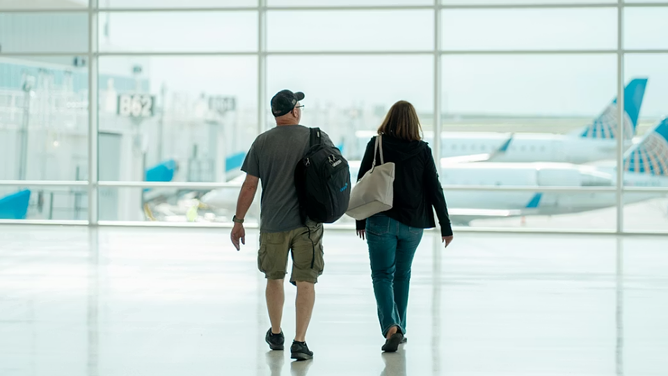 Primul pas către interzicerea banilor cash: Pasagerii care tranzitează Aeroportul Otopeni nu mai pot plăti cu numerar serviciile suplimentare