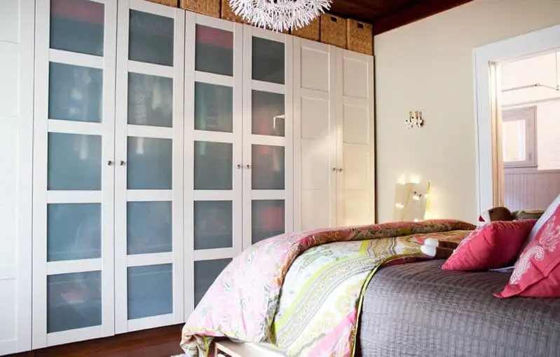 Cum te descurci cu spatiul pentru depozitare intr-un dormitor mic